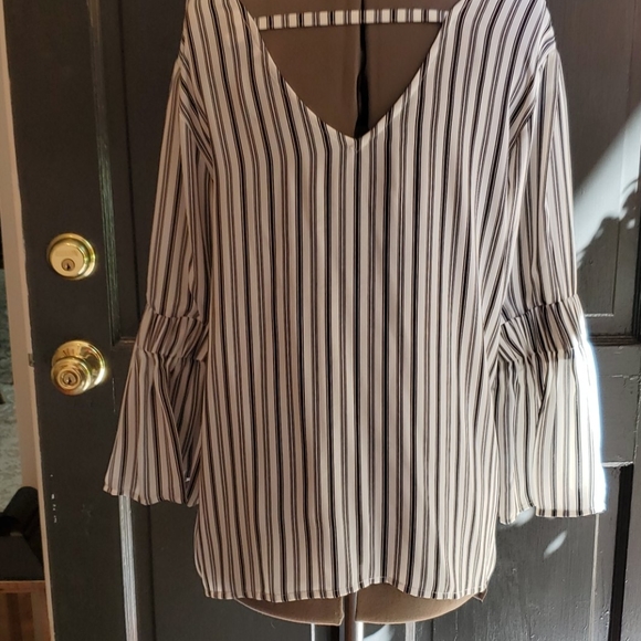 NWOT DR2 Beautiful Bell Sleeve Top - Picture 5 of 8